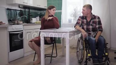 在<strong>紧张</strong>的情况下，一个坐轮椅的残疾人在与<strong>紧张</strong>的妻子争吵、咒骂和